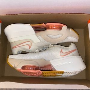 W Nike Air Zoom superrep 3 

Size 7.5

Sail total orange Pearl white